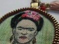 Frida Kahlo. Serie: Iconos. Ilustración: @francoarq  Bordado y Montaje: #Buenamoza by Luz Teran #fridakahlo #Bardadohechoamano  #ilustracion  #tecnicas  #orferiatextil #textileart  #bronce