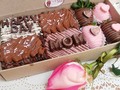 Haapy Day Mom.... 🍫🍫🍫❤❤🌷. Una dulce cajita de Brownie y choco Fresas para deleitar el paladar de Mamá . . .Delivery🚕📱