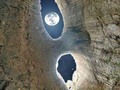Los llamados 👀'Ojos de Dios'👀, podemos encontrarlos al norte de Bulgaria, concretamente en una cueva kárstica a 2 kilómetros de distancia de Karlukovo Village en el municipio de Lukovit, provincia de Lovech y a 120 kilómetros de Sofía. Hablamos de la cueva Prohodna. • Cuando la zona está mojada -por la lluvia, por ejemplo-, esos 'ojos' se asemejan a un rostro llorando, pues se producen pequeñas cascadas que caen a través de esos 'ojos de Dios'. • Otra de las instantáneas u observaciones perfectas que se puede contemplar en esta cueva es en el momento en el que la Luna pasa a través de estos agujeros. Se trata de una escena 'mágica', inolvidable, que da lugar a fotografías extraordinariamente hermosas de un cielo nocturno muy especial. • Es la cueva más grande de Bulgaria y uno de los lugares más turís de ese país. • ✈¿con quién entrarías?👇 . . . #HoySeQue #Geografía #CulturaGeneral #Cueva #Planeta