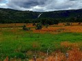 Una vaina loca vi en esos pisajes via caicara despues de los pijiguaos este fue uno de lo que mas me impresiono es un salto en la copa de una montaña no pude hacer una mejor toma ya que no lleve la otra camara en la proxima vuelta la visito como debe ser  . . . . . #lospijiguaos #amazonas #vacation #travesia #moto #motolife