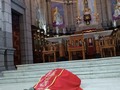 #Abr07 Postrado en tierra, frente al altar Mayor de la Catedral, Monseñor Helizandro Terán , Arzobispo de Mérida, da inicio a los actos litúrgicos propios del Viernes Santo