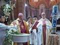 #Abr08 En el marco de la Vigilia Pascual, Monseñor Helizandro Terán, Arzobispo de Mérida, bendijo el agua y recibió una catecumena a quien bautizó antes de asperjar a los feligreses