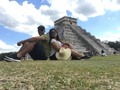 Estas son las ruinas q representan el calendario maya, con 91 escalones x cada lado de la pirámide q representan cada día del año + el cuadrado superior q es para representar el día faltante para los 365 días del año.. todo esto proyectado a través de la sombra q genera el sol en ella.... la explicación es más larga y bonita pero básicamente es algo increíble no x su tamaño pero si x su exactitud... #chichenitza #enjoy #vacaciones #mexico #travel