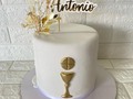 #torta #primeracomunion #blanco #dorado #chocolate #arequipe #fondant #celebrar #Dios #amigos #familia … Tú Torta Soñada 😊😉😍🎂