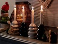 🕯•LUZ• La Navidad es un festival de luces y es por esta razón que una de las mejores maneras de celebrar estas fiestas es crear una decoración brillante para la ocasión. Y dado que el ambiente festivo debe sentirse en todo la casa y también durante la celebración por ellos creamos, bellos candelabros torneados en madera _______________________ #decoración #navidad #compartir #fiestas #celebración #familia #home #hogar #deco