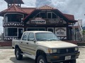 Toyota Hilux del año 1.998; se encuentra completamente original.  Esta hilux cuenta con 156.000 km de recorrido, ademas posee su pintura original y es único dueño…  Además de ser un vehículo todoterreno es uno de los más vendidos en todo el mundo, por su desempeño en las calles y carreteras más exigentes. .  Pensando en su comodidad ahora los vehículos publicados en @motores_colonia_tovar_ca podemos mostrarlos en Caracas bajo previa Cita.  Además contamos con servicio de grúa a nivel nacional.  Contáctanos a través whatsapp para agendar una cita 04129625294/04129881386/04129988829 . Síguenos en  @motores_colonia_tovar_cals @motores_colonia_tovar_ca @motores_colonia_tovar_ca .