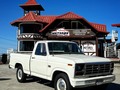 ¿Que le agregarías para que fuese perfecta? . .  Es genial saber que hay vehículos tan bien conservados como esta Ford F-150 del año 1986. Los vehículos clásicos pueden ser una verdadera joya para los amantes de los automóviles, especialmente si se mantienen en excelentes condiciones como este.   Además, es un gran servicio que ofrecen al mostrar los vehículos en Caracas bajo previa cita, ya que esto les permite asegurarse de que los posibles compradores tengan la atención y el tiempo necesarios para ver el vehículo en detalle y hacer una mejor evaluación.  Es importante que mencionen que cuentan con un servicio de grúa a nivel nacional, ya que esto puede ser muy útil para cualquier persona que esté interesada en comprar un vehículo de ellos, especialmente si se encuentra en otra ciudad o estado.  Gracias por compartir la información de contacto y las redes sociales. Esto les permitirá llegar a más personas interesadas en vehículos clásicos y en particular en la Ford F-150. . . #ford #forddevzla #f150 #fordpickup #pickup #reliquia #fordperformance #fordoriginal #fordtruck