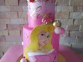 Princesa Aurora pintada a mano por mi artista favorita @mariavma_08 para celebrar el cumpleaños de la Princesita Luna 👸 💖💝  #princesaaurora  #tortaprincesaaurora  #fondantcake  #instacake  #celebracion  #hechoamano  #pintadoamano  #cabimas  #hechoconamor