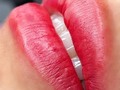 Hablemos de micropigmentación de labios 💁🏻‍♀️ En que consiste? Duele?... Sigue leyendo   La micropigmentación de labios es una técnica que consiste en depositar pigmentos orgánicos justo por debajo de la piel, para dotarla de un color semipermanente.   Para entendernos, sería como una especie de tatuaje, solo que, por descontado, el resultado es extremadamente natural y saludable.  Evaluamos la forma y el mejor color de pigmento que va con el tono de piel, por lo que es un proceso minucioso.  ¿Es doloroso? Naturalmente, dependiendo de la zona a tratar y de lo sensible que seas, lo notarás un poquito más o un poquito menos, pero desde luego me encargaré de que la experiencia no sea desagradable.  No hablamos de dolor, sino de molestia. Antes de comenzar el procedimiento preparamos la zona que vamos a micropigmentar para reducir el malestar a su mínima expresión.  👄 Aplicamos la micropigmentación de labios con todas las garantías, con todo el cuidado y con todo el mimo, conscientes de lo importante que es para ti conseguir un resultado impecable.  Escríbeme para recibir más información al respecto, yo encantada de resolver todas tus inquietudes 💗  . . . #cejasperfectas #microblading #diseñodecejas #sombreado #shadows #pigmentos #micropigmentacion #makeupartist #cejasnaturales #hairstyle #makeup #beauty #maturin #monagas #venezuela